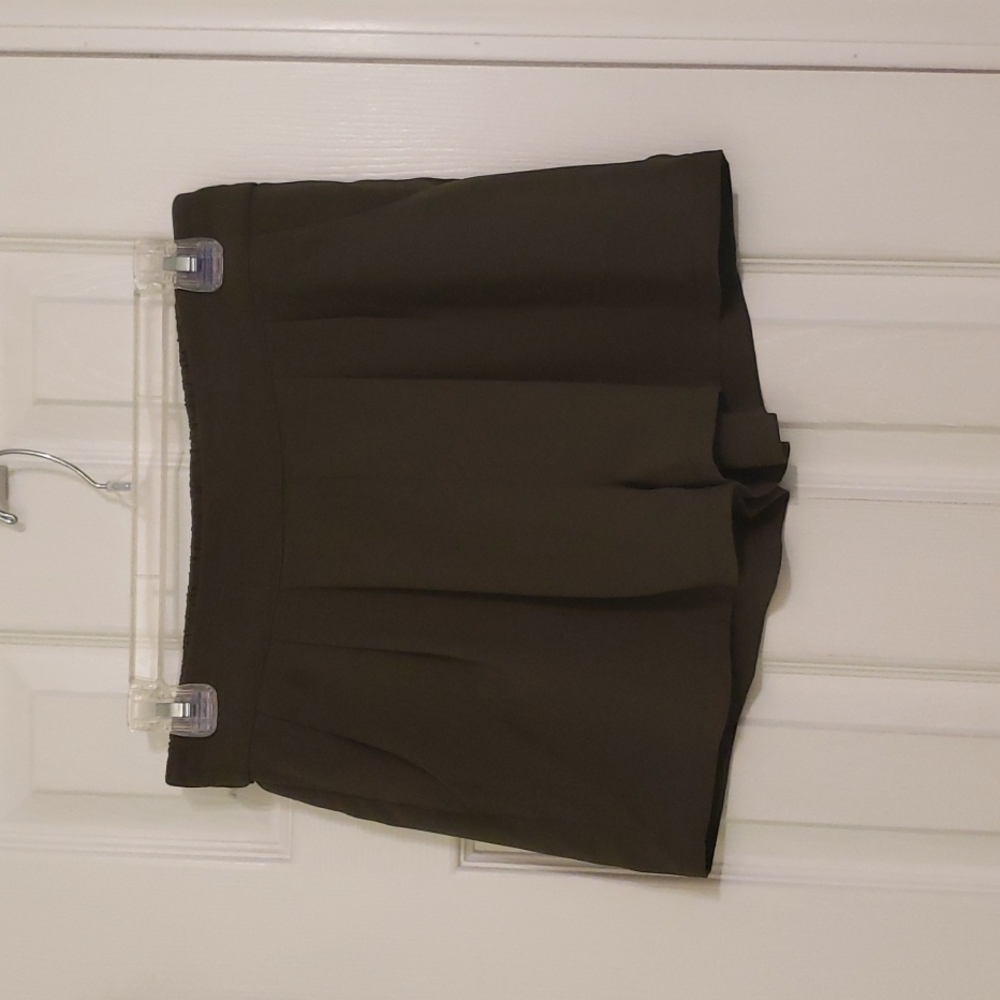 ***Shorts with pockets. Color Olive
